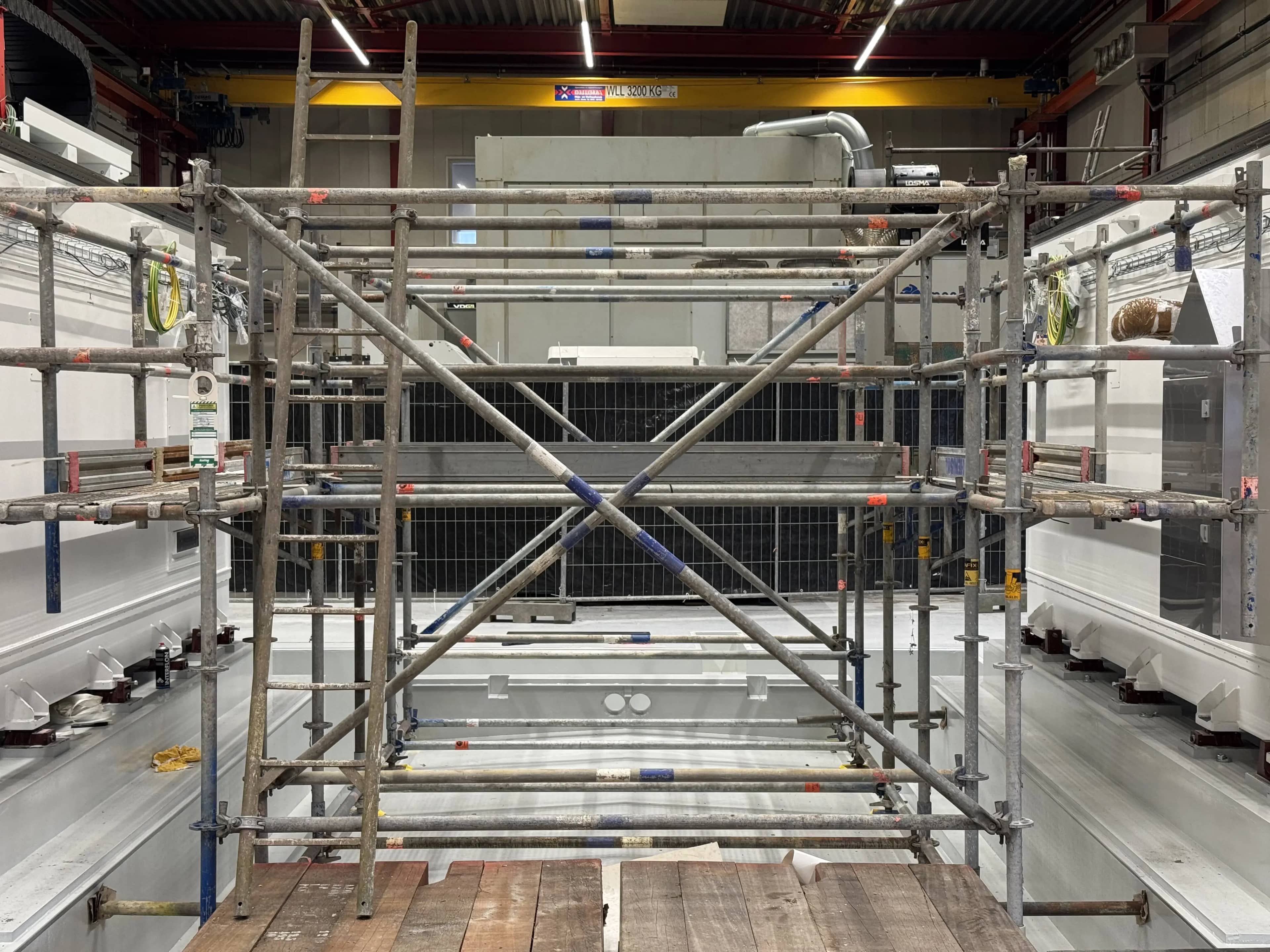 Industriële steiger rond een portaalfreesmachine bij GKN Fokker