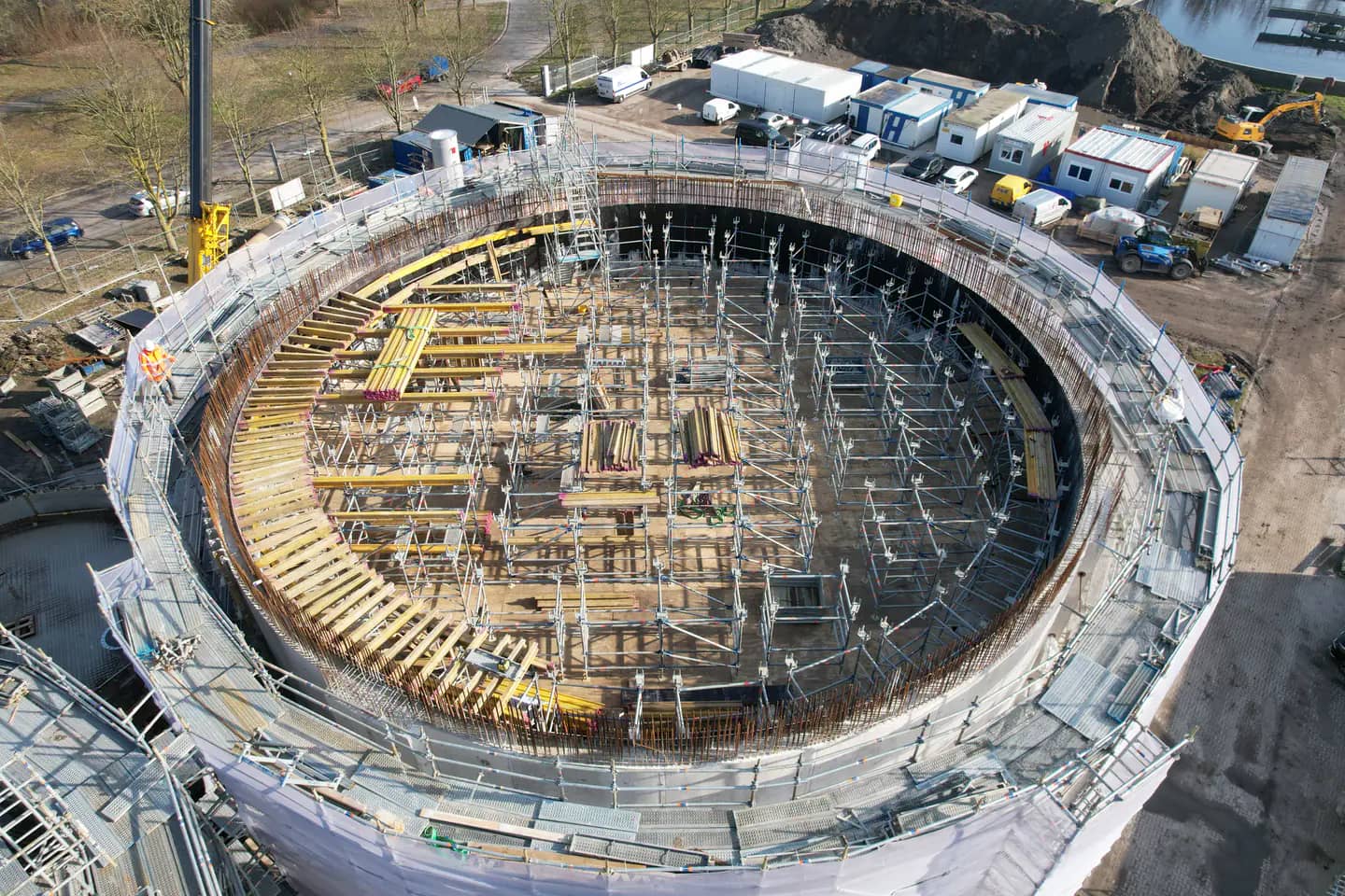 Luchtfoto van een steigerconstructie in een ronde bouwput