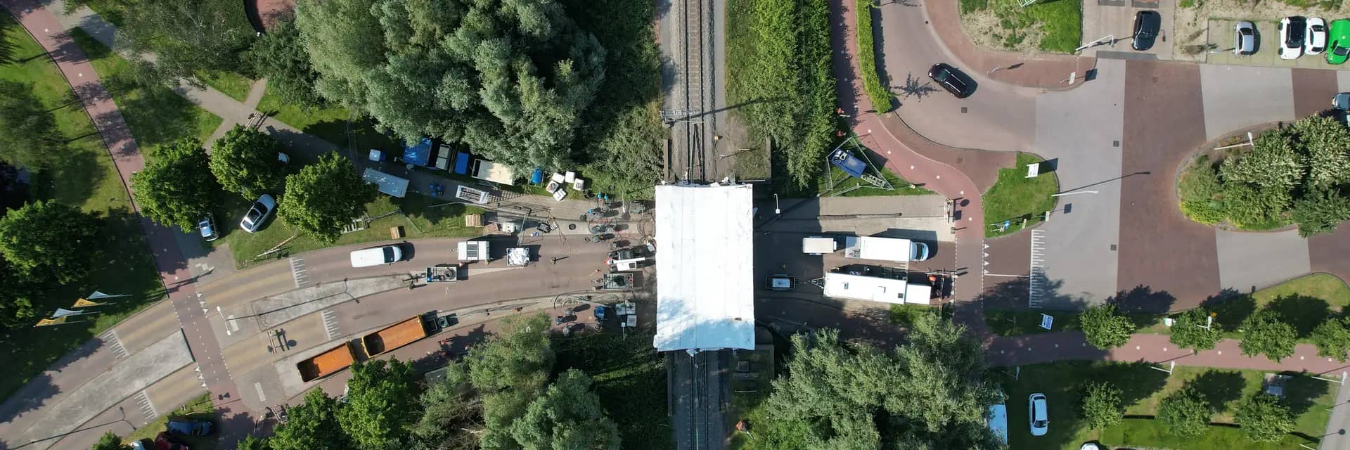 Luftaufnahme einer Baustelle an einer Straßenkreuzung
