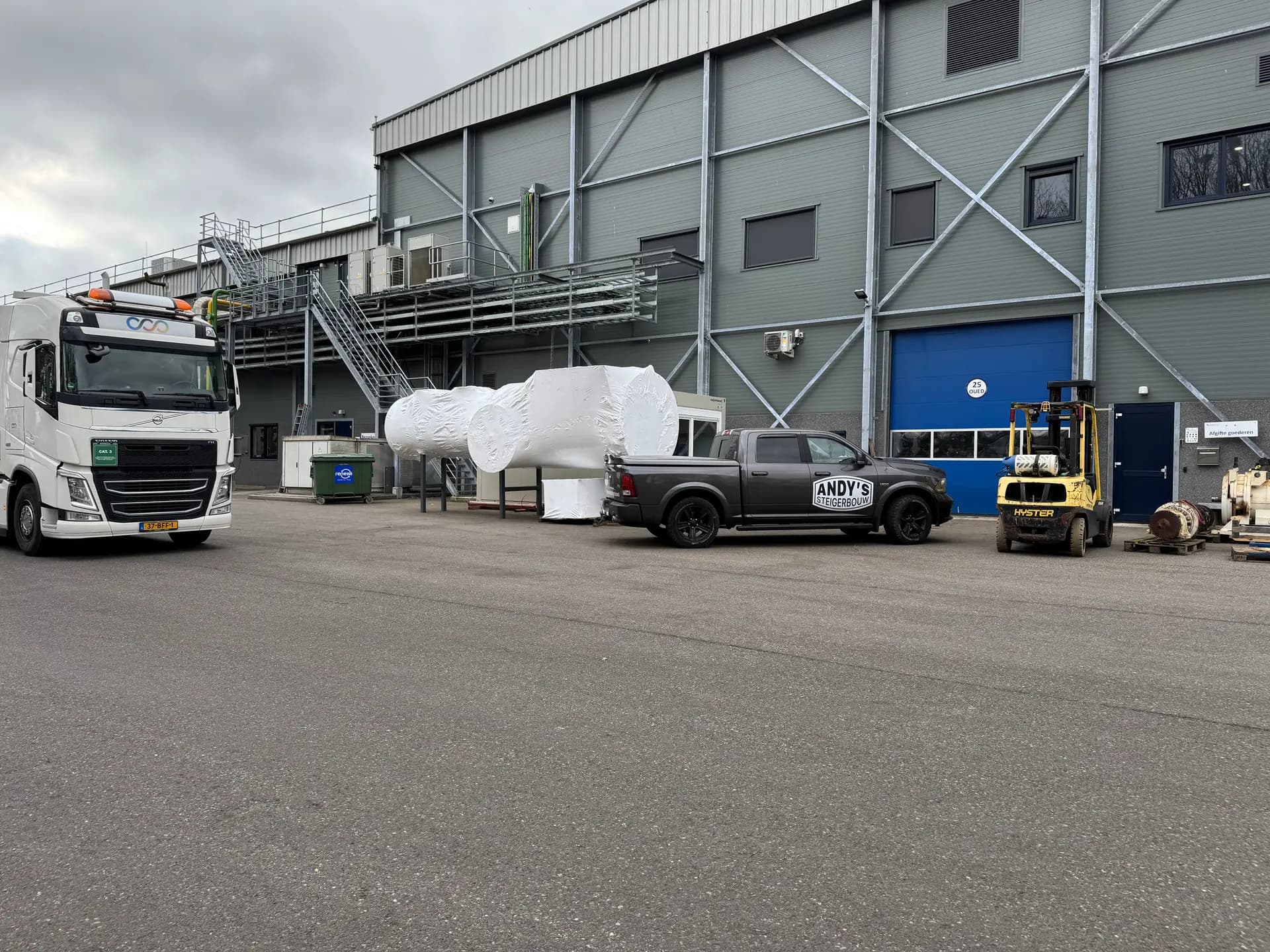 Andy's Steigerbouw pickup outside an industrial building