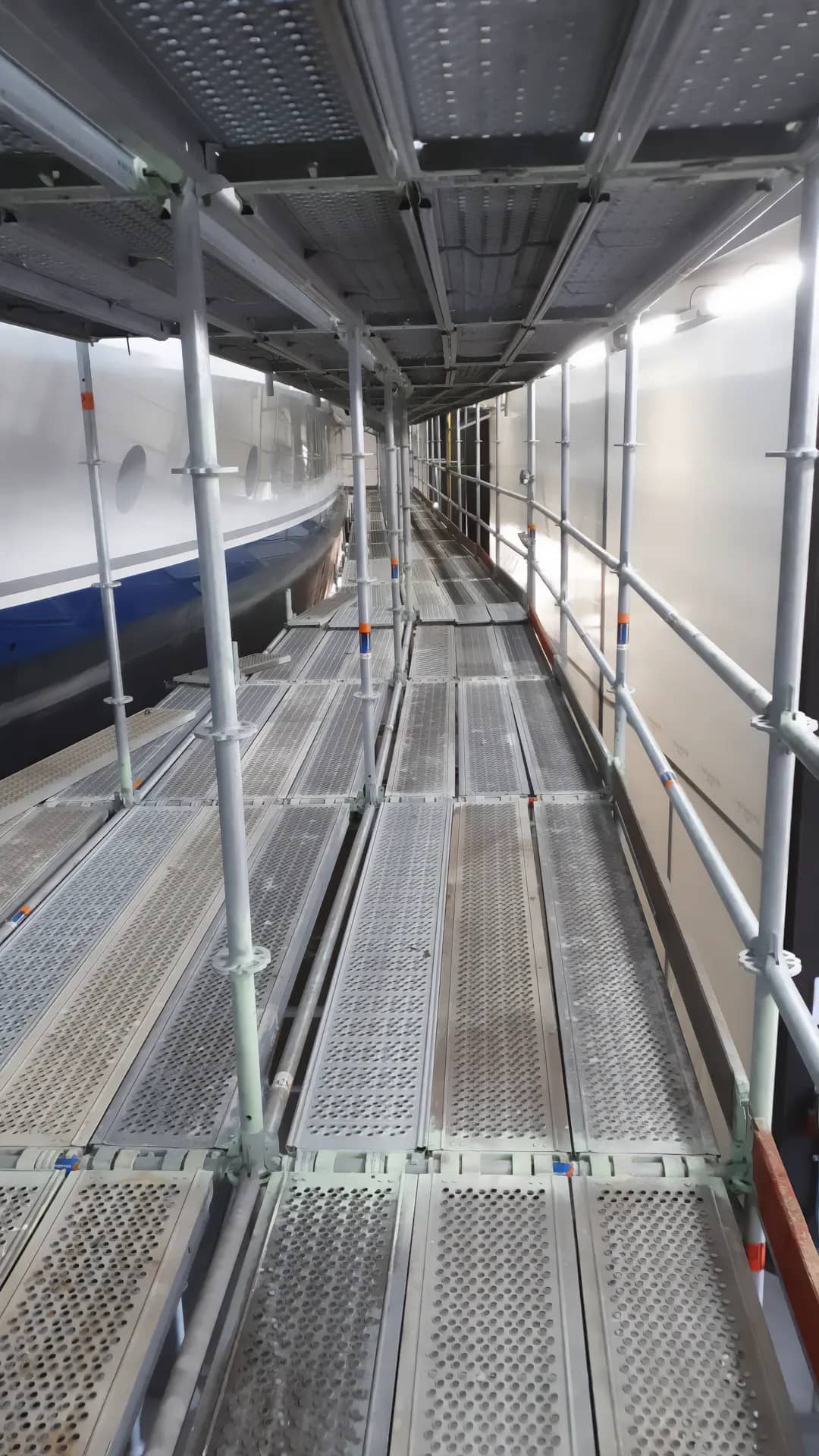Steigerloopbrug langs een jacht bij Feadship Sport