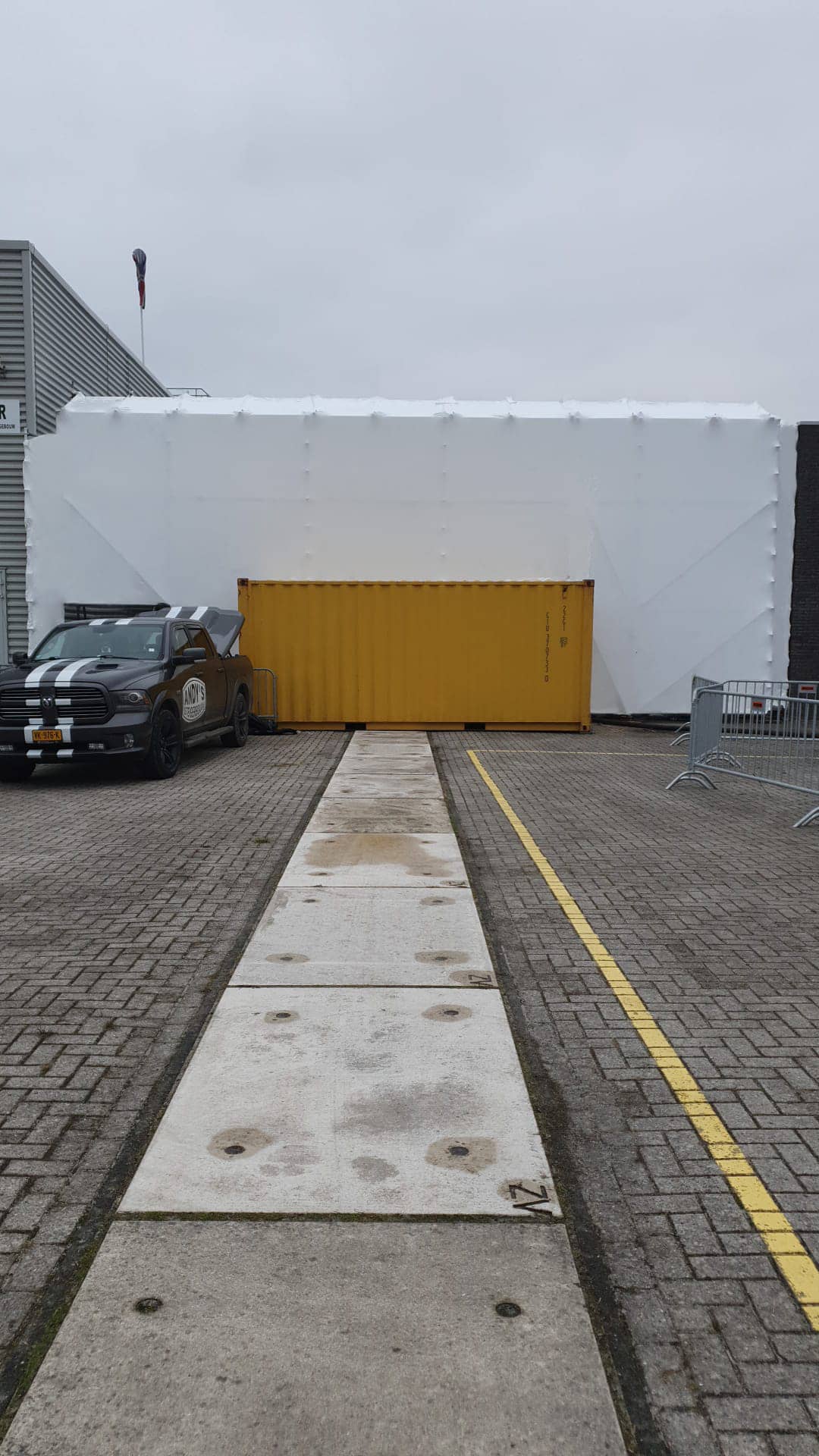 Krimpfolie bij de gasfabriek in Scheemda