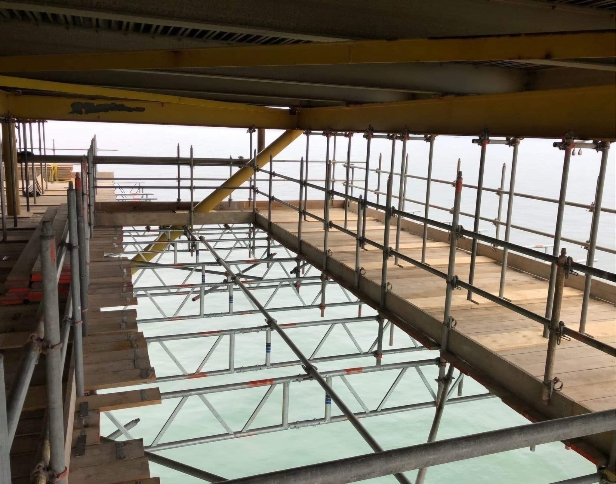 Steigerbouw onder een offshore rig